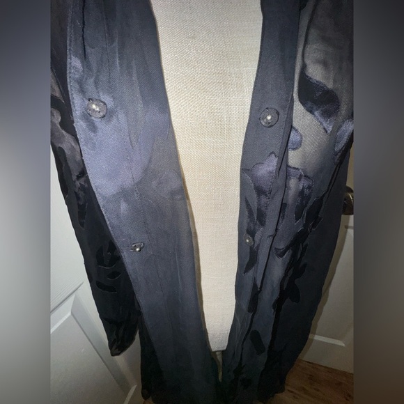 Silk Convertible Shirt. Hi-lo super light and silky. NWT. Size L. Black - Picture 4 of 10